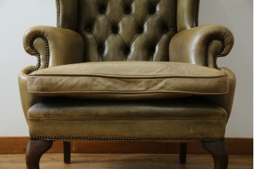 イギリスヴィンテージ　本革　チェスターフィールド　高貴な佇まいと包み込まれるような座り心地が魅力のウィングバックチェア　(R-084648)