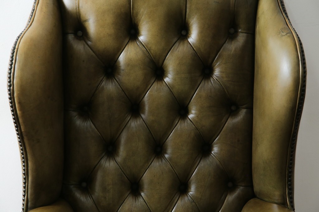 イギリスヴィンテージ　本革　チェスターフィールド　高貴な佇まいと包み込まれるような座り心地が魅力のウィングバックチェア　(R-084648)