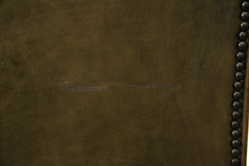 イギリスヴィンテージ　本革　チェスターフィールド　高貴な佇まいと包み込まれるような座り心地が魅力のウィングバックチェア　(R-084648)