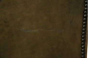 イギリスヴィンテージ　本革　チェスターフィールド　高貴な佇まいと包み込まれるような座り心地が魅力のウィングバックチェア　(R-084648)