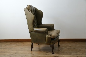 イギリスヴィンテージ　本革　チェスターフィールド　高貴な佇まいと包み込まれるような座り心地が魅力のウィングバックチェア　(R-084648)