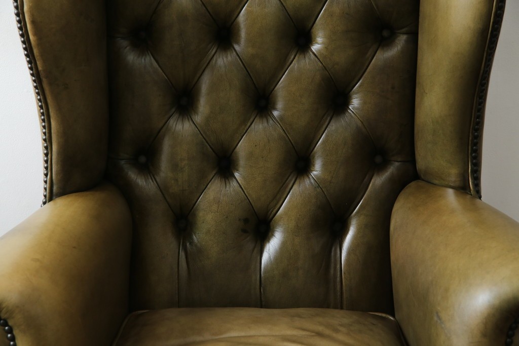 イギリスヴィンテージ　本革　チェスターフィールド　高貴な佇まいと包み込まれるような座り心地が魅力のウィングバックチェア　(R-084648)