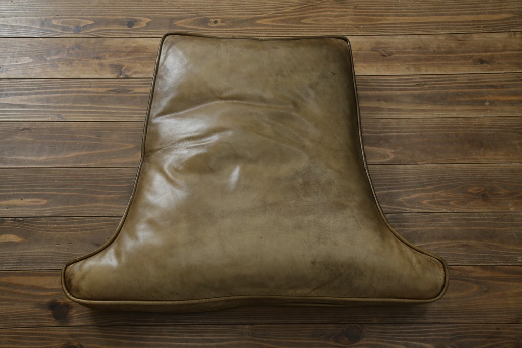 イギリスヴィンテージ　本革　チェスターフィールド　高貴な佇まいと包み込まれるような座り心地が魅力のウィングバックチェア　(R-084648)