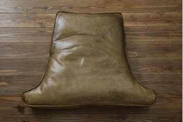 イギリスヴィンテージ　本革　チェスターフィールド　高貴な佇まいと包み込まれるような座り心地が魅力のウィングバックチェア　(R-084648)