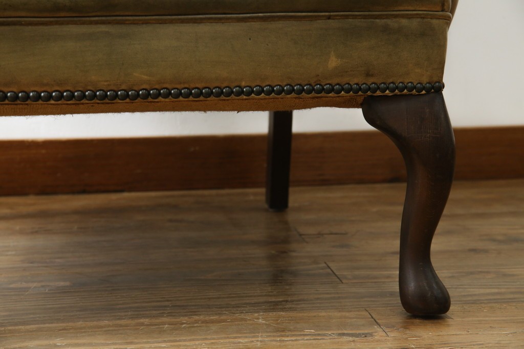 イギリスヴィンテージ　本革　チェスターフィールド　高貴な佇まいと包み込まれるような座り心地が魅力のウィングバックチェア　(R-084648)