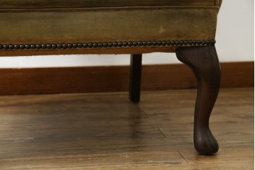 イギリスヴィンテージ　本革　チェスターフィールド　高貴な佇まいと包み込まれるような座り心地が魅力のウィングバックチェア　(R-084648)