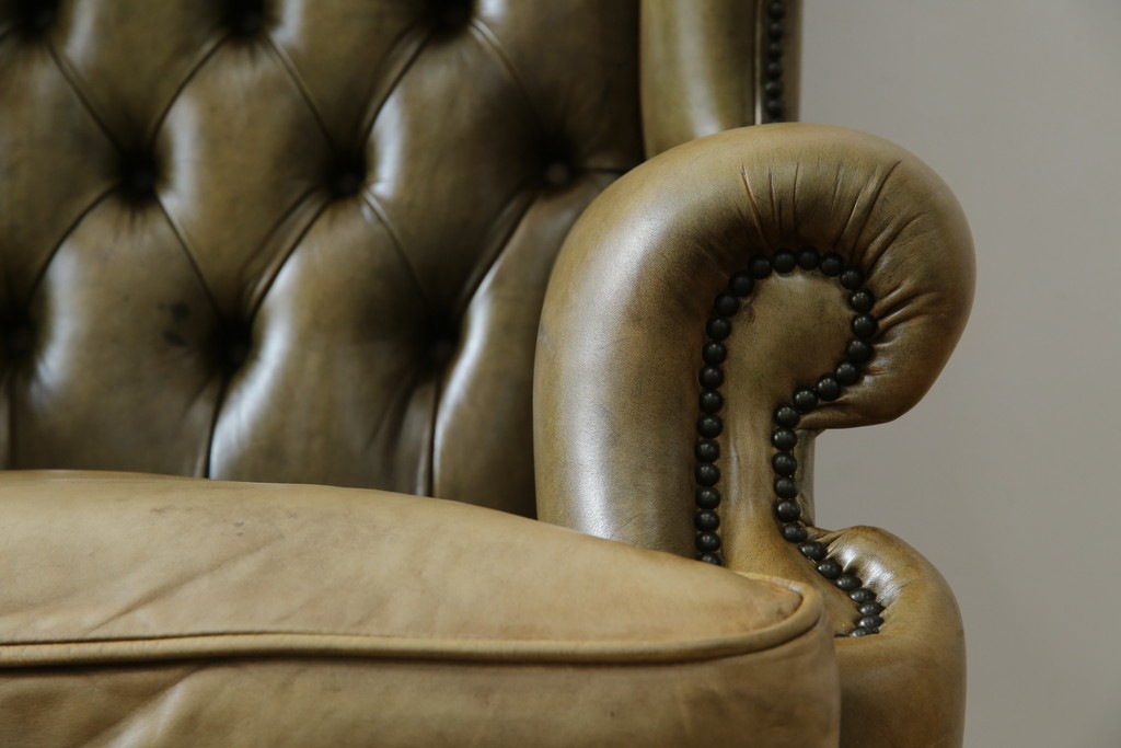 イギリスヴィンテージ　本革　チェスターフィールド　高貴な佇まいと包み込まれるような座り心地が魅力のウィングバックチェア　(R-084648)