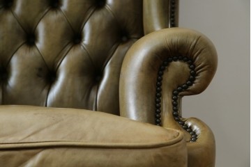 イギリスヴィンテージ　本革　チェスターフィールド　高貴な佇まいと包み込まれるような座り心地が魅力のウィングバックチェア　(R-084648)