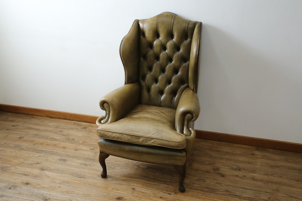 イギリスヴィンテージ　本革　チェスターフィールド　高貴な佇まいと包み込まれるような座り心地が魅力のウィングバックチェア　(R-084648)
