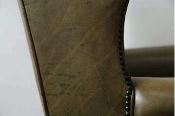 イギリスヴィンテージ　本革　チェスターフィールド　高貴な佇まいと包み込まれるような座り心地が魅力のウィングバックチェア　(R-084648)