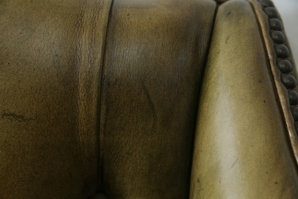 イギリスヴィンテージ　本革　チェスターフィールド　高貴な佇まいと包み込まれるような座り心地が魅力のウィングバックチェア　(R-084648)