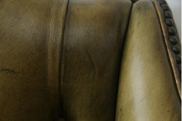 イギリスヴィンテージ　本革　チェスターフィールド　高貴な佇まいと包み込まれるような座り心地が魅力のウィングバックチェア　(R-084648)