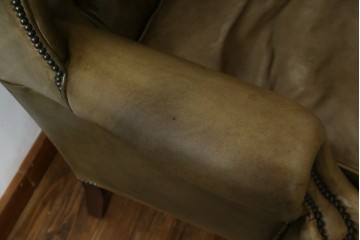 イギリスヴィンテージ　本革　チェスターフィールド　高貴な佇まいと包み込まれるような座り心地が魅力のウィングバックチェア　(R-084648)