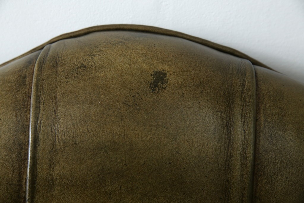 イギリスヴィンテージ　本革　チェスターフィールド　高貴な佇まいと包み込まれるような座り心地が魅力のウィングバックチェア　(R-084648)