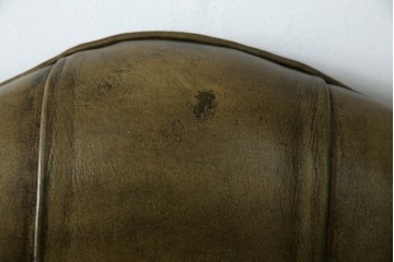 イギリスヴィンテージ　本革　チェスターフィールド　高貴な佇まいと包み込まれるような座り心地が魅力のウィングバックチェア　(R-084648)