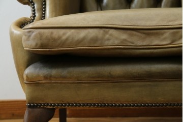 イギリスヴィンテージ　本革　チェスターフィールド　高貴な佇まいと包み込まれるような座り心地が魅力のウィングバックチェア　(R-084648)