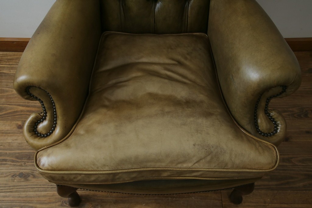 イギリスヴィンテージ　本革　チェスターフィールド　高貴な佇まいと包み込まれるような座り心地が魅力のウィングバックチェア　(R-084648)
