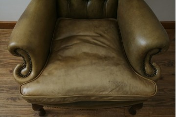 イギリスヴィンテージ　本革　チェスターフィールド　高貴な佇まいと包み込まれるような座り心地が魅力のウィングバックチェア　(R-084648)