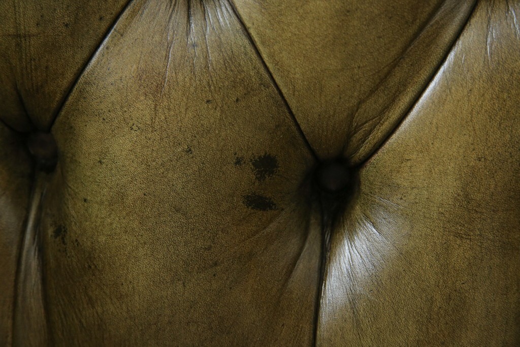 イギリスヴィンテージ　本革　チェスターフィールド　高貴な佇まいと包み込まれるような座り心地が魅力のウィングバックチェア　(R-084648)