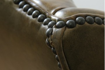 イギリスヴィンテージ　本革　チェスターフィールド　高貴な佇まいと包み込まれるような座り心地が魅力のウィングバックチェア　(R-084648)