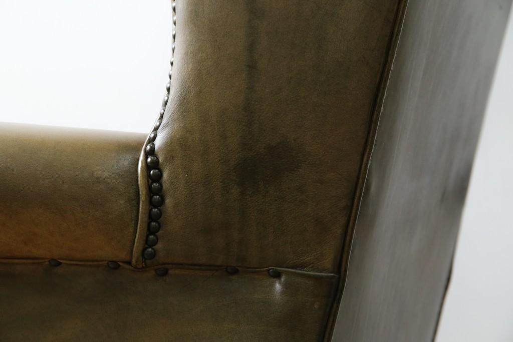 イギリスヴィンテージ　本革　チェスターフィールド　高貴な佇まいと包み込まれるような座り心地が魅力のウィングバックチェア　(R-084648)