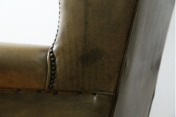 イギリスヴィンテージ　本革　チェスターフィールド　高貴な佇まいと包み込まれるような座り心地が魅力のウィングバックチェア　(R-084648)