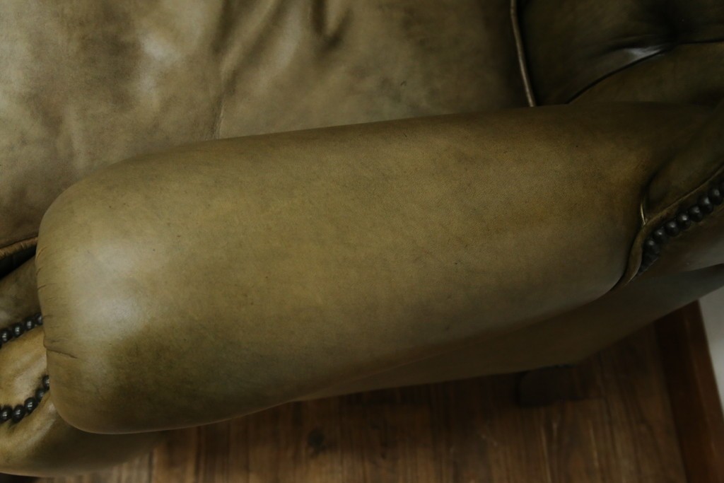 イギリスヴィンテージ　本革　チェスターフィールド　高貴な佇まいと包み込まれるような座り心地が魅力のウィングバックチェア　(R-084648)