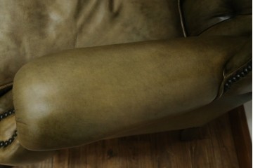 イギリスヴィンテージ　本革　チェスターフィールド　高貴な佇まいと包み込まれるような座り心地が魅力のウィングバックチェア　(R-084648)