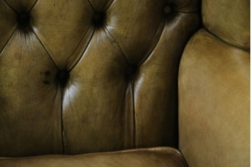 イギリスヴィンテージ　本革　チェスターフィールド　高貴な佇まいと包み込まれるような座り心地が魅力のウィングバックチェア　(R-084648)