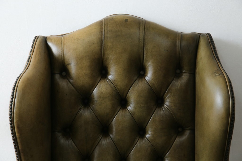 イギリスヴィンテージ　本革　チェスターフィールド　高貴な佇まいと包み込まれるような座り心地が魅力のウィングバックチェア　(R-084648)
