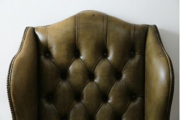 イギリスヴィンテージ　本革　チェスターフィールド　高貴な佇まいと包み込まれるような座り心地が魅力のウィングバックチェア　(R-084648)