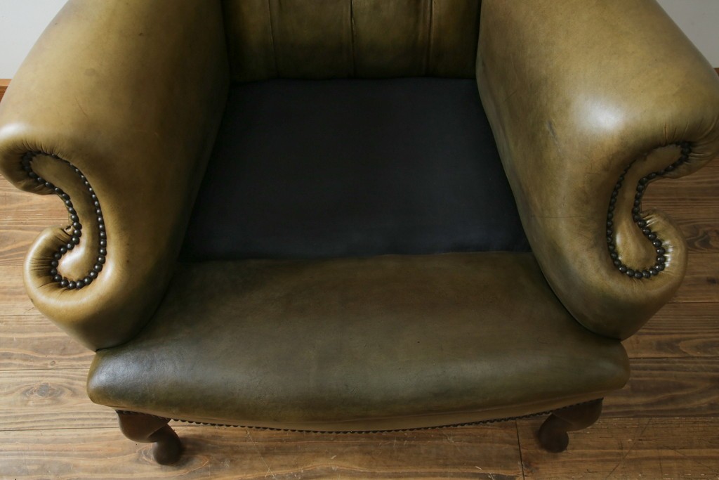 イギリスヴィンテージ　本革　チェスターフィールド　高貴な佇まいと包み込まれるような座り心地が魅力のウィングバックチェア　(R-084648)