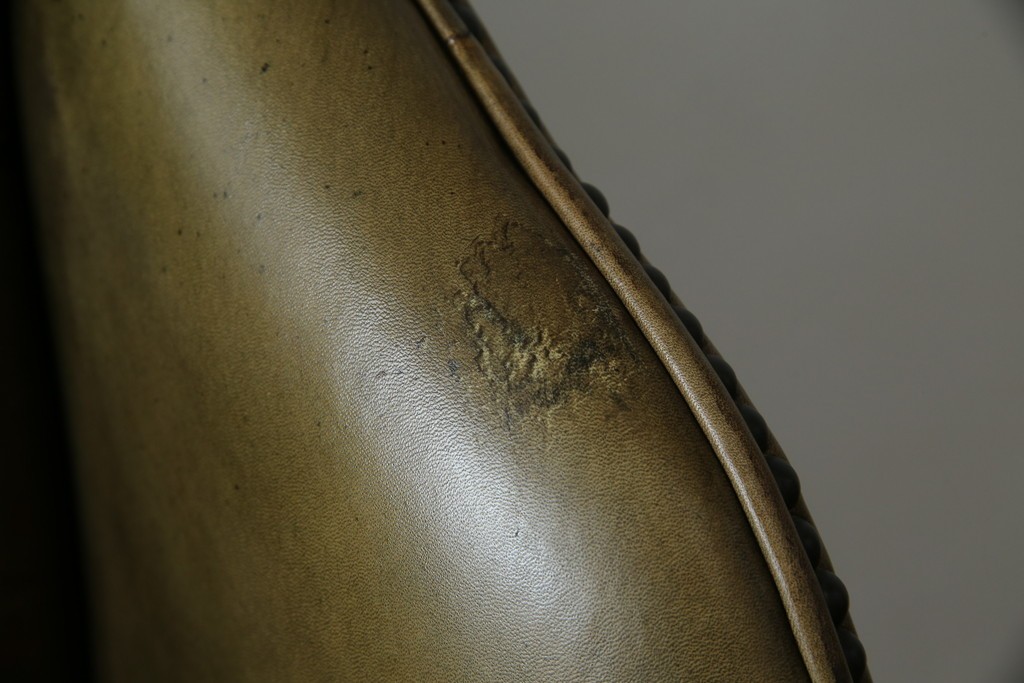 イギリスヴィンテージ　本革　チェスターフィールド　高貴な佇まいと包み込まれるような座り心地が魅力のウィングバックチェア　(R-084648)