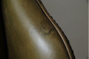 イギリスヴィンテージ　本革　チェスターフィールド　高貴な佇まいと包み込まれるような座り心地が魅力のウィングバックチェア　(R-084648)