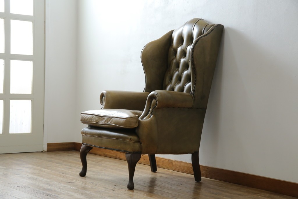 イギリスヴィンテージ　本革　チェスターフィールド　高貴な佇まいと包み込まれるような座り心地が魅力のウィングバックチェア　(R-084648)