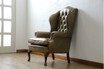 イギリスヴィンテージ　本革　チェスターフィールド　高貴な佇まいと包み込まれるような座り心地が魅力のウィングバックチェア　(R-084648)