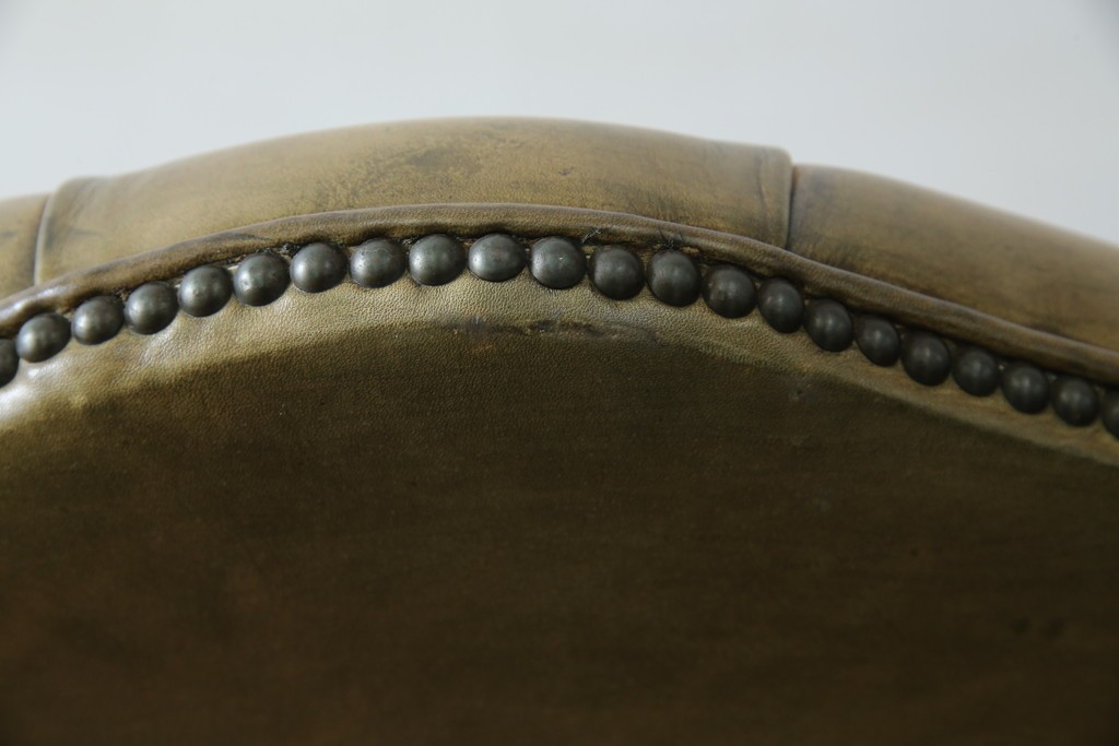 イギリスヴィンテージ　本革　チェスターフィールド　高貴な佇まいと包み込まれるような座り心地が魅力のウィングバックチェア　(R-084648)