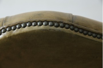 イギリスヴィンテージ　本革　チェスターフィールド　高貴な佇まいと包み込まれるような座り心地が魅力のウィングバックチェア　(R-084648)