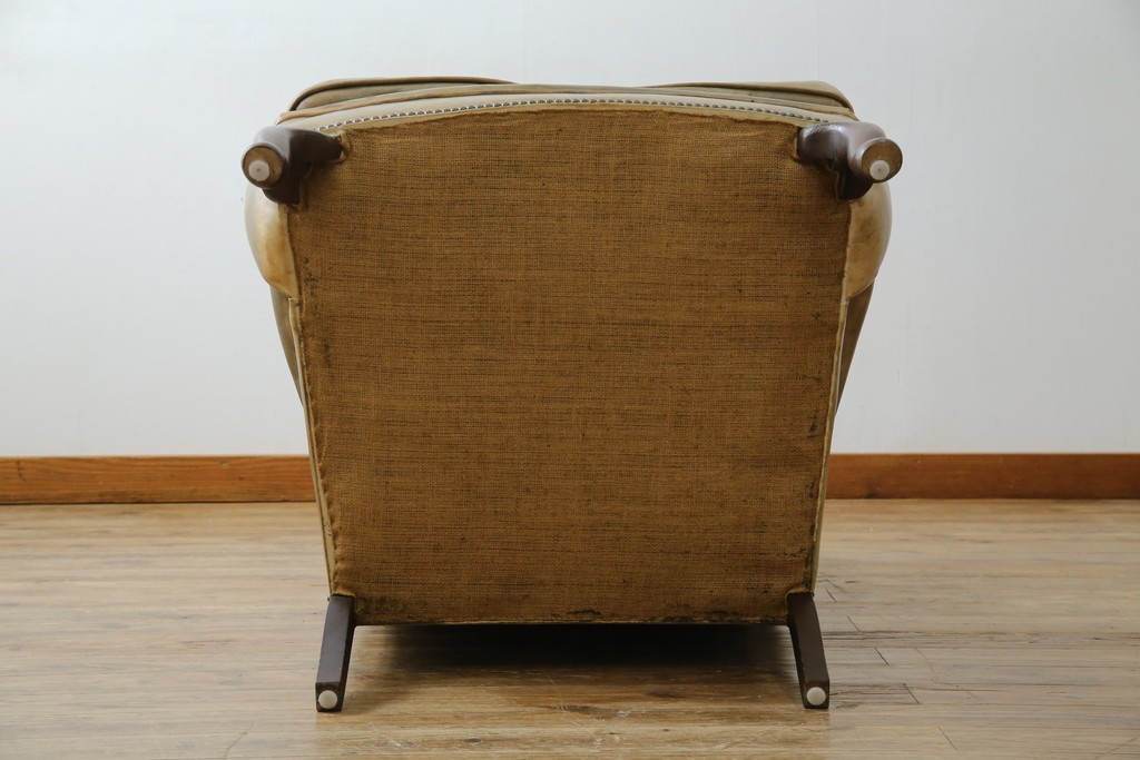 イギリスヴィンテージ　本革　チェスターフィールド　高貴な佇まいと包み込まれるような座り心地が魅力のウィングバックチェア　(R-084648)