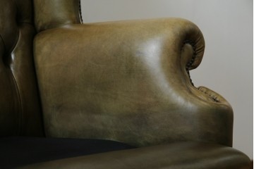 イギリスヴィンテージ　本革　チェスターフィールド　高貴な佇まいと包み込まれるような座り心地が魅力のウィングバックチェア　(R-084648)