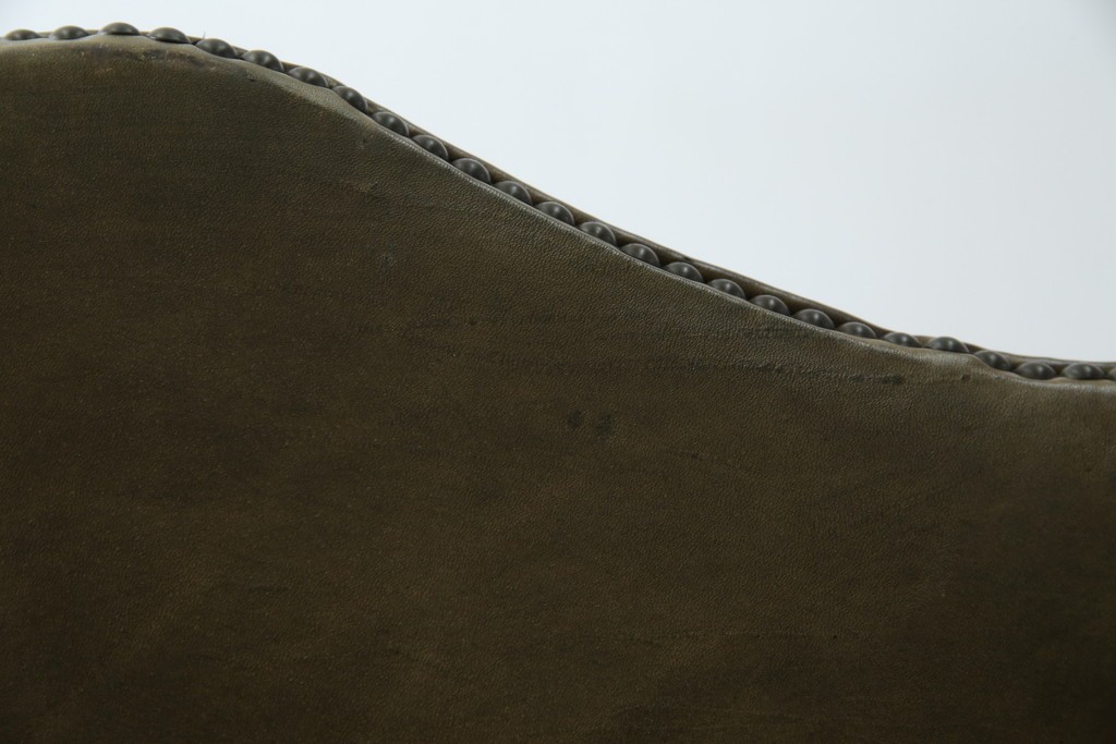 イギリスヴィンテージ　本革　チェスターフィールド　高貴な佇まいと包み込まれるような座り心地が魅力のウィングバックチェア　(R-084648)