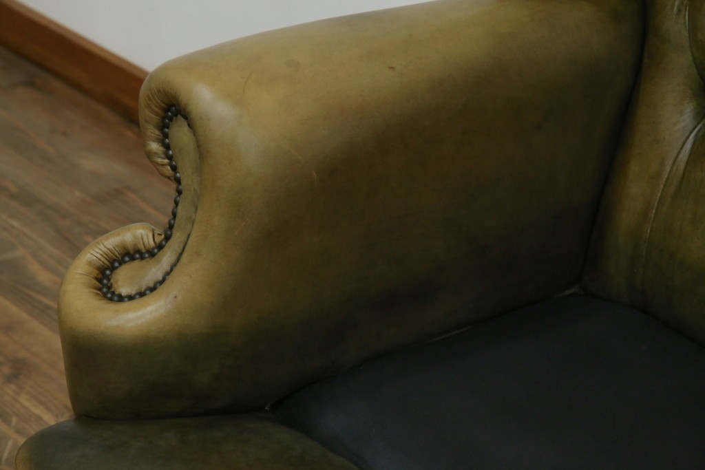 イギリスヴィンテージ　本革　チェスターフィールド　高貴な佇まいと包み込まれるような座り心地が魅力のウィングバックチェア　(R-084648)