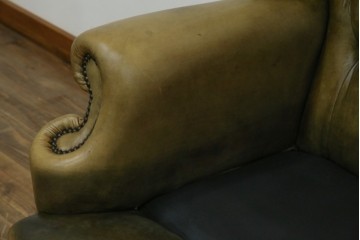 イギリスヴィンテージ　本革　チェスターフィールド　高貴な佇まいと包み込まれるような座り心地が魅力のウィングバックチェア　(R-084648)