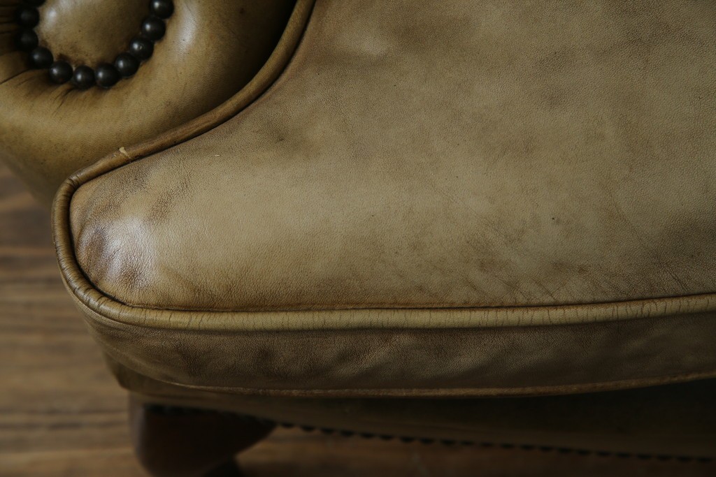 イギリスヴィンテージ　本革　チェスターフィールド　高貴な佇まいと包み込まれるような座り心地が魅力のウィングバックチェア　(R-084648)