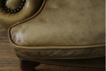 イギリスヴィンテージ　本革　チェスターフィールド　高貴な佇まいと包み込まれるような座り心地が魅力のウィングバックチェア　(R-084648)