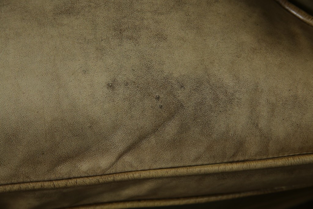 イギリスヴィンテージ　本革　チェスターフィールド　高貴な佇まいと包み込まれるような座り心地が魅力のウィングバックチェア　(R-084648)