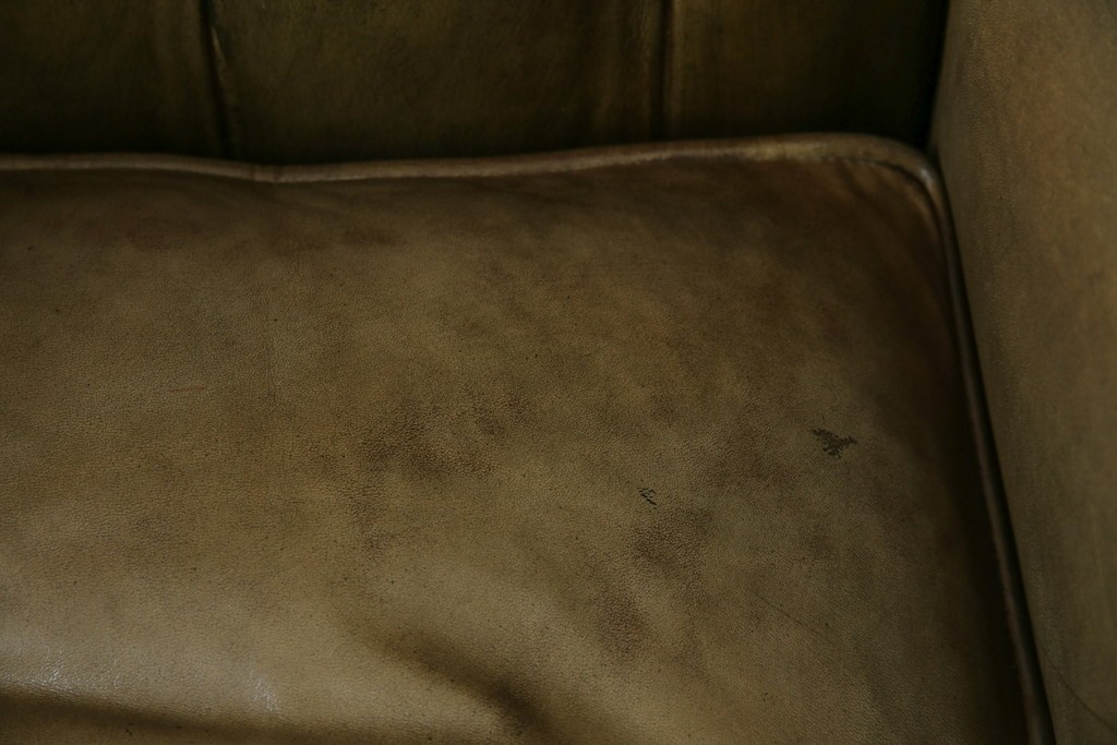 イギリスヴィンテージ　本革　チェスターフィールド　高貴な佇まいと包み込まれるような座り心地が魅力のウィングバックチェア　(R-084648)