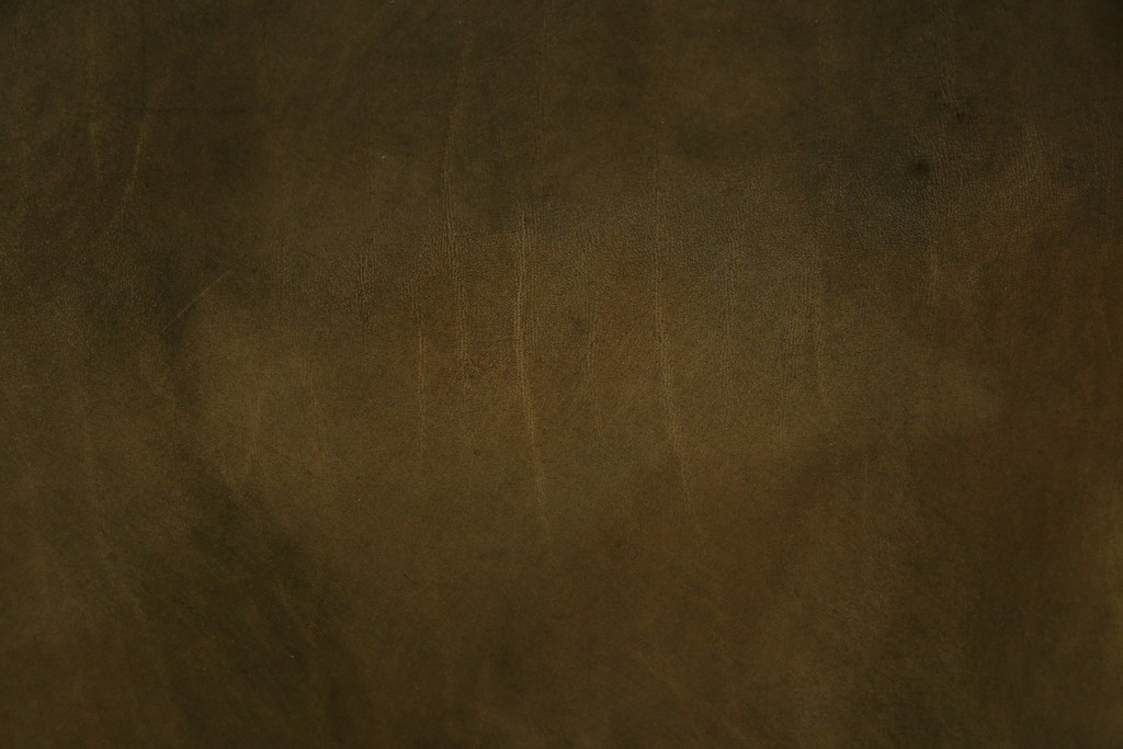 イギリスヴィンテージ　本革　チェスターフィールド　高貴な佇まいと包み込まれるような座り心地が魅力のウィングバックチェア　(R-084648)