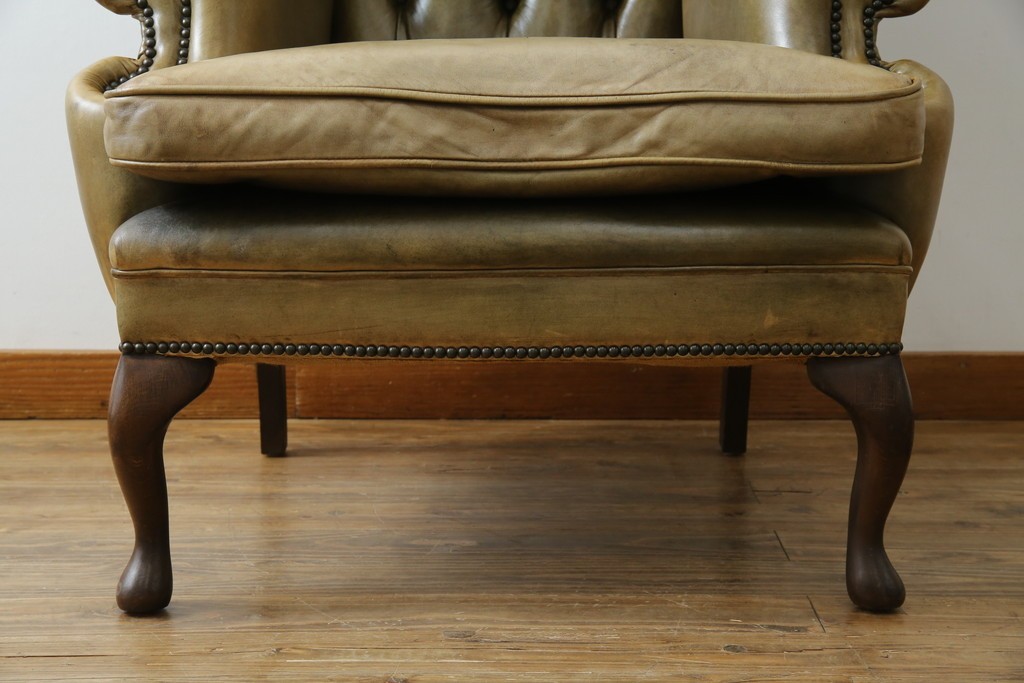 イギリスヴィンテージ　本革　チェスターフィールド　高貴な佇まいと包み込まれるような座り心地が魅力のウィングバックチェア　(R-084648)