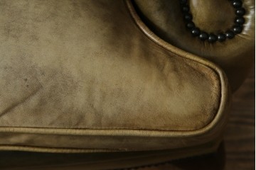 イギリスヴィンテージ　本革　チェスターフィールド　高貴な佇まいと包み込まれるような座り心地が魅力のウィングバックチェア　(R-084648)